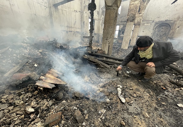 Foto - Sebebi belli oldu! Yanan camiden 3 gündür duman yükseliyor