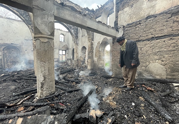 Foto - Sebebi belli oldu! Yanan camiden 3 gündür duman yükseliyor
