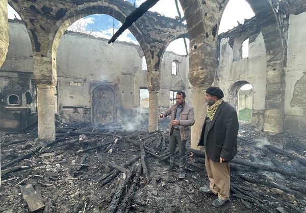 Foto - Sebebi belli oldu! Yanan camiden 3 gündür duman yükseliyor