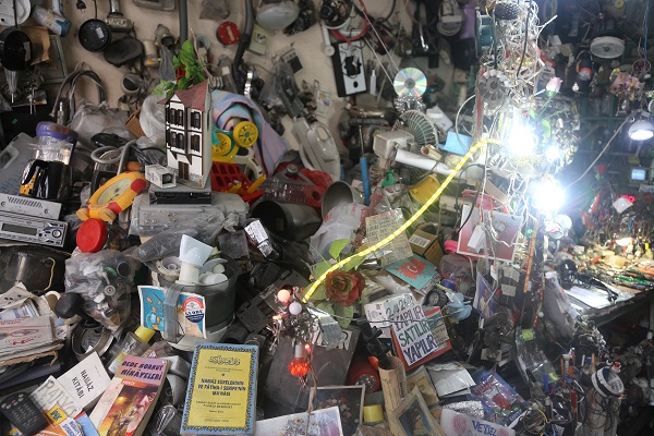 Foto - Sebebini duyunca çok şaşıracaksınız! Dükkanında adım atacak yer kalmadı