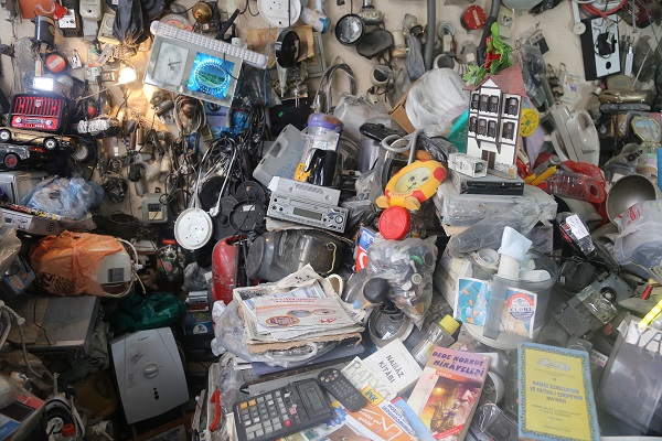 Foto - Sebebini duyunca çok şaşıracaksınız! Dükkanında adım atacak yer kalmadı