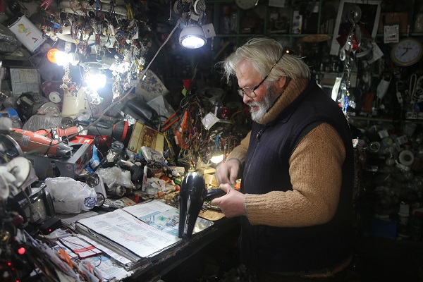 Foto - Sebebini duyunca çok şaşıracaksınız! Dükkanında adım atacak yer kalmadı