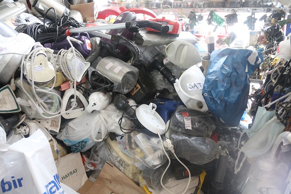 Foto - Sebebini duyunca çok şaşıracaksınız! Dükkanında adım atacak yer kalmadı