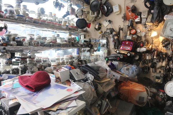 Foto - Sebebini duyunca çok şaşıracaksınız! Dükkanında adım atacak yer kalmadı