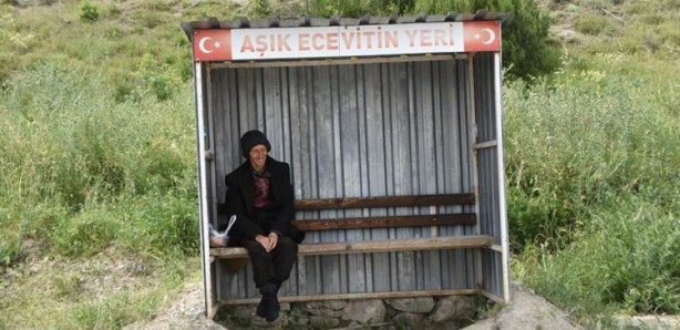 Foto - Sebebini duyunca çok şaşıracaksınız! Tam 24 yıldır bu durakta bekliyor