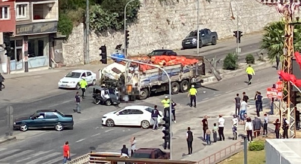 Foto - Sebze yüklü kamyon kaza yaptı: Ölü ve yaralılar var