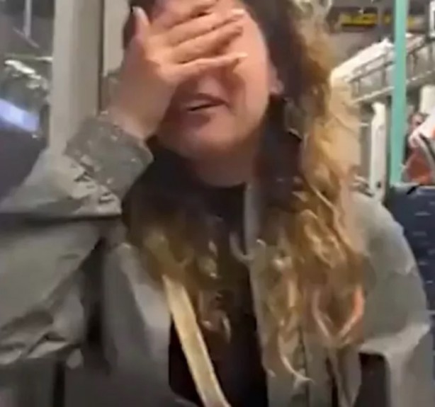 Seçim akşamı tramvayda olay görüntü: AK Parti bayrağını görünce… 