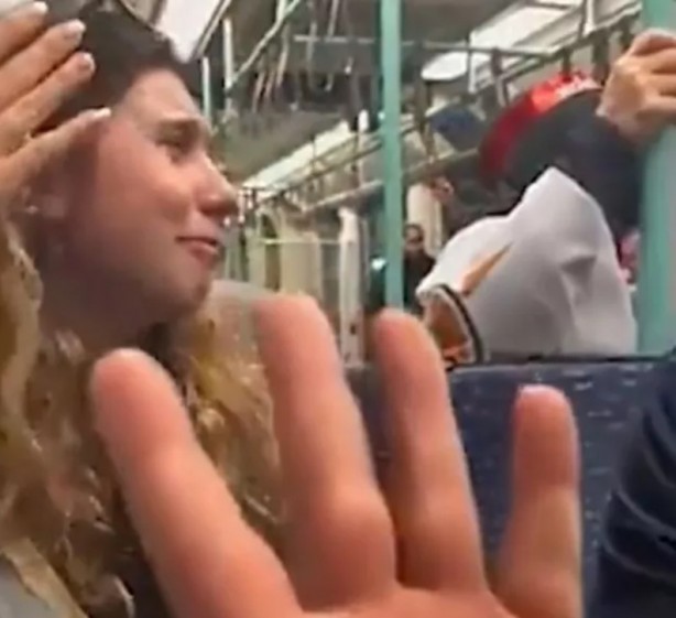 Foto - Seçim akşamı tramvayda olay görüntü: AK Parti bayrağını görünce… 