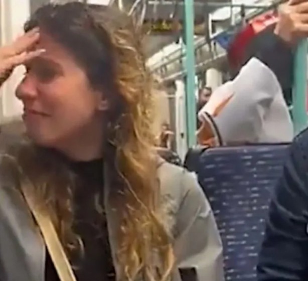 Foto - Seçim akşamı tramvayda olay görüntü: AK Parti bayrağını görünce… 