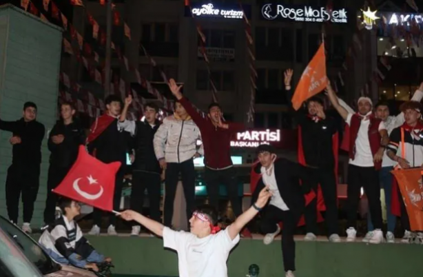 Seçim sonuçlarının ardından büyük coşku! Cumhur İttifakı zaferi böyle kutladı