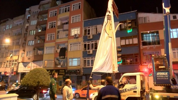 Foto - Seçim yasakları başladı, parti bayrakları toplandı