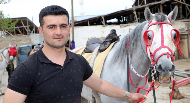 Foto - Seçimde ilginç olay! Gören herkes manzara karşında şaştı kaldı: Ciritçiler hazırlık maçı öncesi atlarıyla sandığa gitti