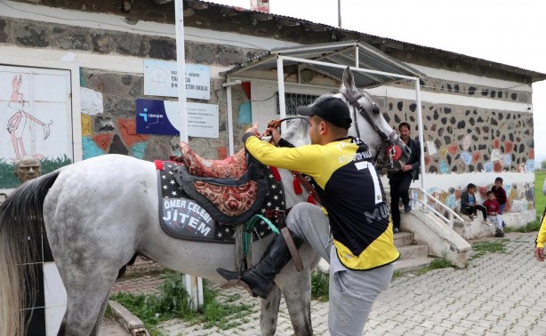 Foto - Seçimde ilginç olay! Gören herkes manzara karşında şaştı kaldı: Ciritçiler hazırlık maçı öncesi atlarıyla sandığa gitti