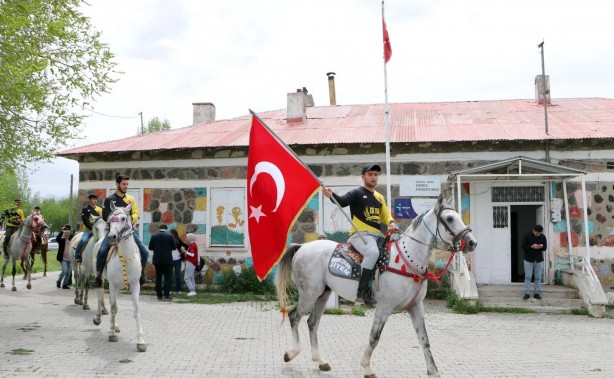 Foto - Seçimde ilginç olay! Gören herkes manzara karşında şaştı kaldı: Ciritçiler hazırlık maçı öncesi atlarıyla sandığa gitti