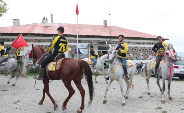 Foto - Seçimde ilginç olay! Gören herkes manzara karşında şaştı kaldı: Ciritçiler hazırlık maçı öncesi atlarıyla sandığa gitti