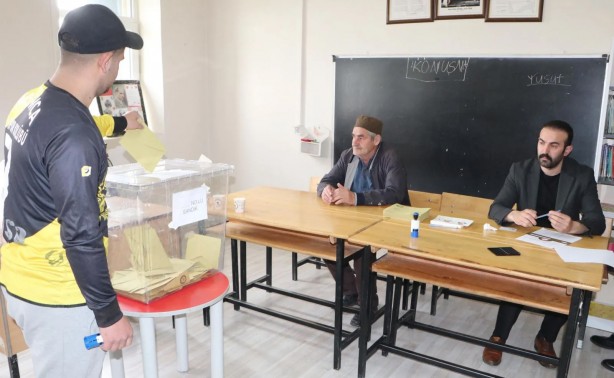 Foto - Seçimde ilginç olay! Gören herkes manzara karşında şaştı kaldı: Ciritçiler hazırlık maçı öncesi atlarıyla sandığa gitti