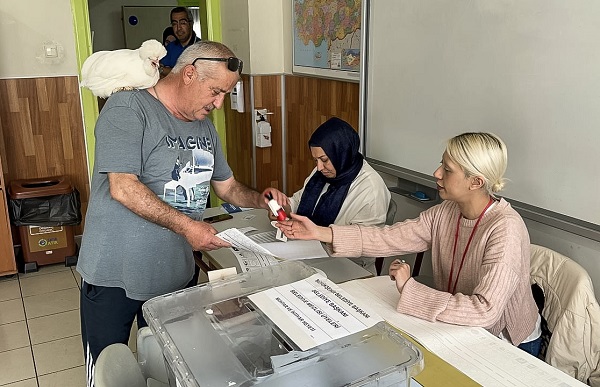 Foto - Seçimden ilginç manzara! Bakın oy kullanmaya nasıl gitti