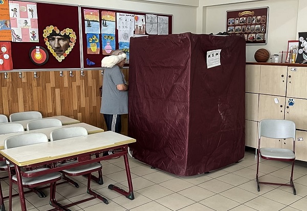 Foto - Seçimden ilginç manzara! Bakın oy kullanmaya nasıl gitti