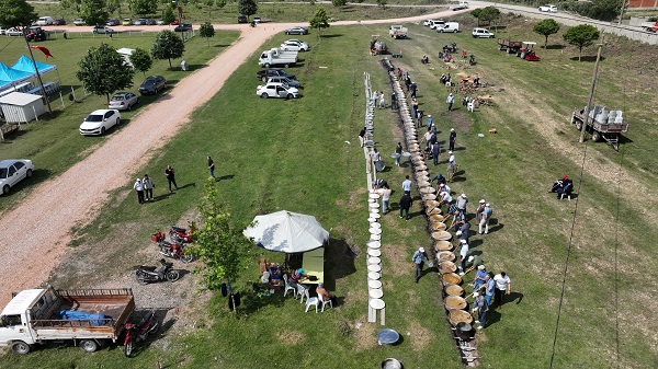 Foto - Seçimi kazanan muhtardan görülmemiş köy hayrı