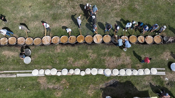 Foto - Seçimi kazanan muhtardan görülmemiş köy hayrı