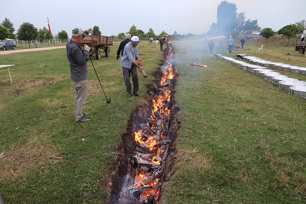 Foto - Seçimi kazanan muhtardan görülmemiş köy hayrı