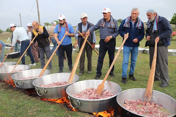 Foto - Seçimi kazanan muhtardan görülmemiş köy hayrı