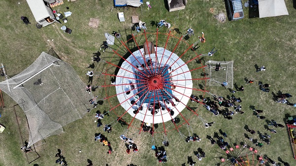 Seçimi kazanan muhtardan görülmemiş köy hayrı