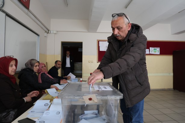 Foto - Oy kullanma işlem sürerken seçimin ilk kazananı belli oldu: Kazandığımı buradan ilan ediyorum