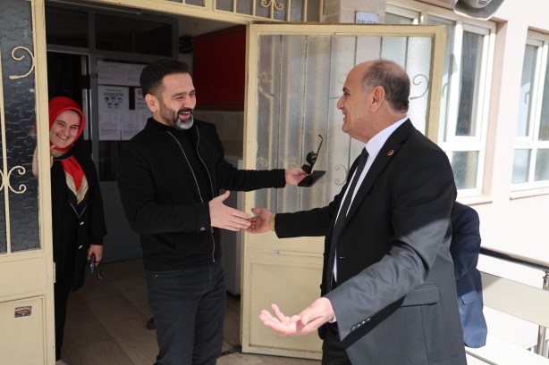 Oy kullanma işlem sürerken seçimin ilk kazananı belli oldu: Kazandığımı buradan ilan ediyorum