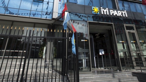 Foto - Seçimlere sayılı günler kala Meral Akşener’e büyük şok! Bakalım şimdi ne yapacak