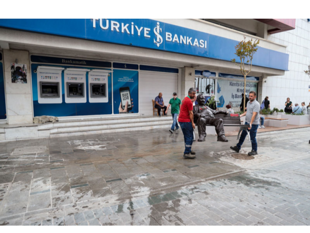 Foto - Seçimlerin ardından CHP'nin ilk hizmeti! 'Bir Baba Hindi' heykeli