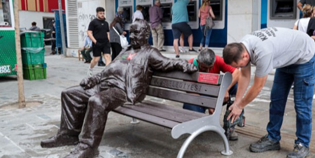 Foto - Seçimlerin ardından CHP'nin ilk hizmeti! 'Bir Baba Hindi' heykeli