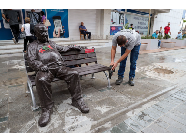Foto - Seçimlerin ardından CHP'nin ilk hizmeti! 'Bir Baba Hindi' heykeli