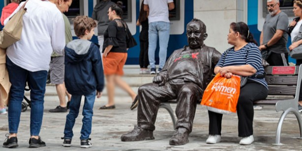 Seçimlerin ardından CHP'nin ilk hizmeti! 'Bir Baba Hindi' heykeli
