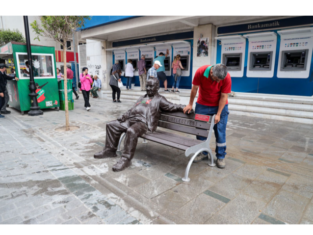 Foto - Seçimlerin ardından CHP'nin ilk hizmeti! 'Bir Baba Hindi' heykeli