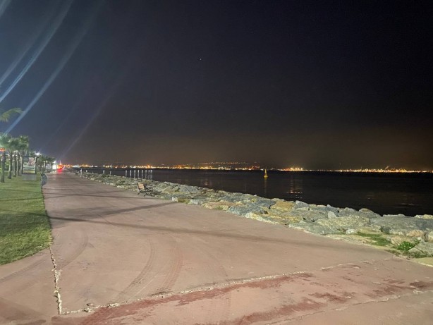 Foto - Sedyeden inip gazetecilerin üzerine koştu