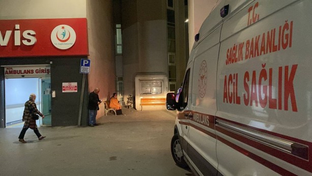 Foto - Sedyeden inip gazetecilerin üzerine koştu