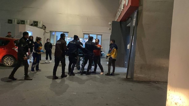 Foto - Sedyeden inip gazetecilerin üzerine koştu