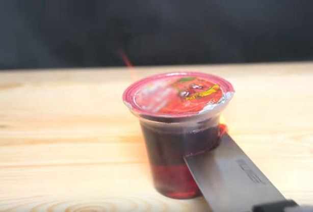 Foto - Şef bıçağını üç koldan kızdırdı ve önüne gelen her şeyi doğradı!