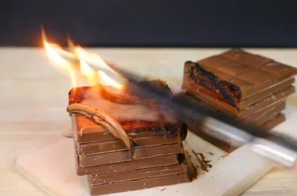 Foto - Şef bıçağını üç koldan kızdırdı ve önüne gelen her şeyi doğradı!