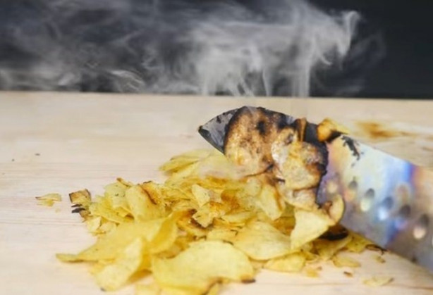 Foto - Şef bıçağını üç koldan kızdırdı ve önüne gelen her şeyi doğradı!