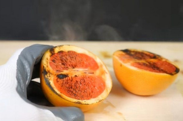 Foto - Şef bıçağını üç koldan kızdırdı ve önüne gelen her şeyi doğradı!