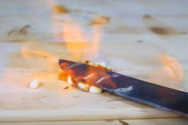 Foto - Şef bıçağını üç koldan kızdırdı ve önüne gelen her şeyi doğradı!