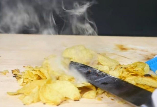 Foto - Şef bıçağını üç koldan kızdırdı ve önüne gelen her şeyi doğradı!