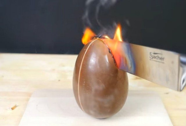 Foto - Şef bıçağını üç koldan kızdırdı ve önüne gelen her şeyi doğradı!