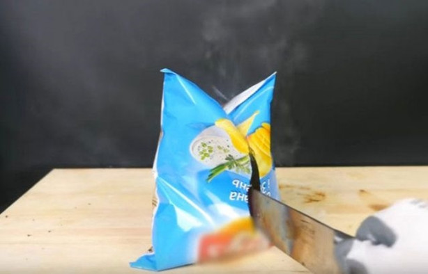 Foto - Şef bıçağını üç koldan kızdırdı ve önüne gelen her şeyi doğradı!