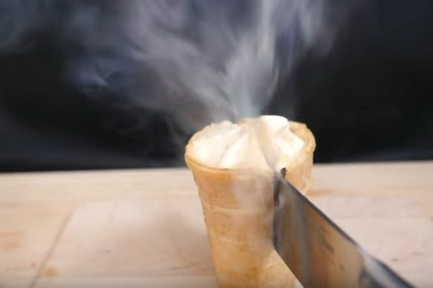 Foto - Şef bıçağını üç koldan kızdırdı ve önüne gelen her şeyi doğradı!