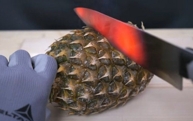 Foto - Şef bıçağını üç koldan kızdırdı ve önüne gelen her şeyi doğradı!