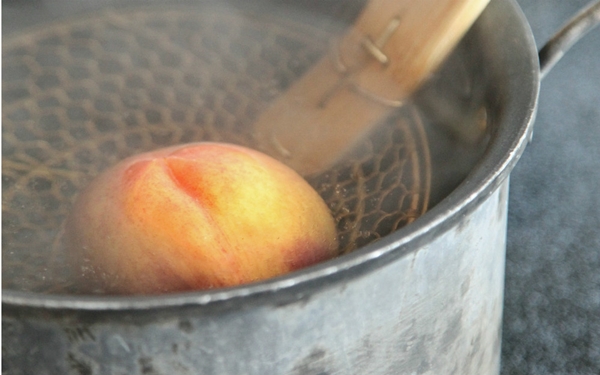 Foto - Şeftali aslında böyle soyuluyor