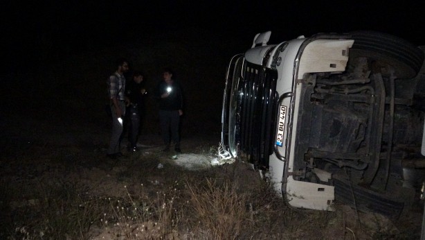Foto - Şeftali yüklü kamyon devrildi:1 yaralı